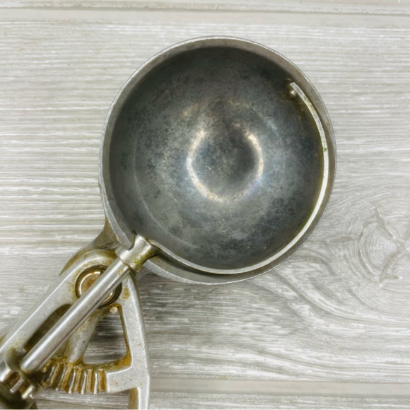 Vintage metal and wood ice cream scooper can be used it as decoration’s kitchen - Picture 4 of 8